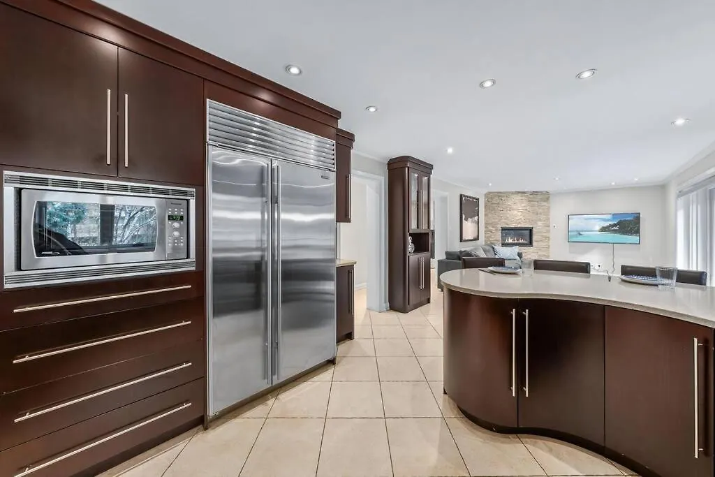 Private Bedroom In A House Close To Subway With Free Parking Toronto