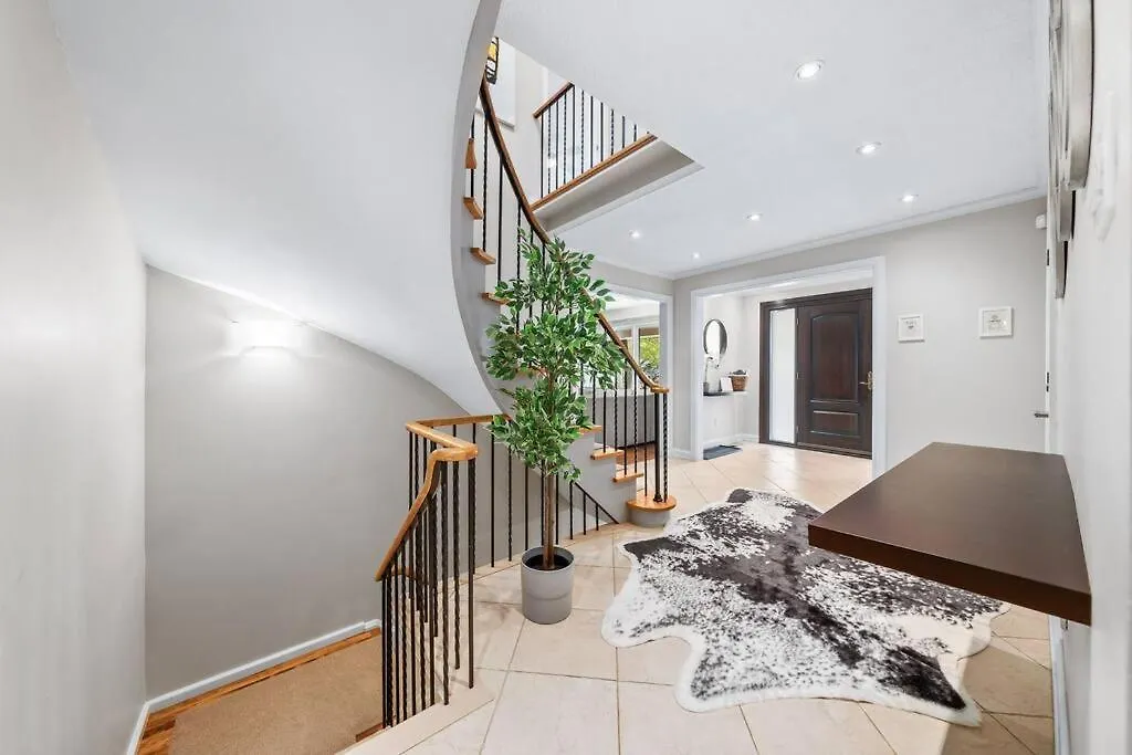 Private Bedroom In A House Close To Subway With Free Parking Toronto