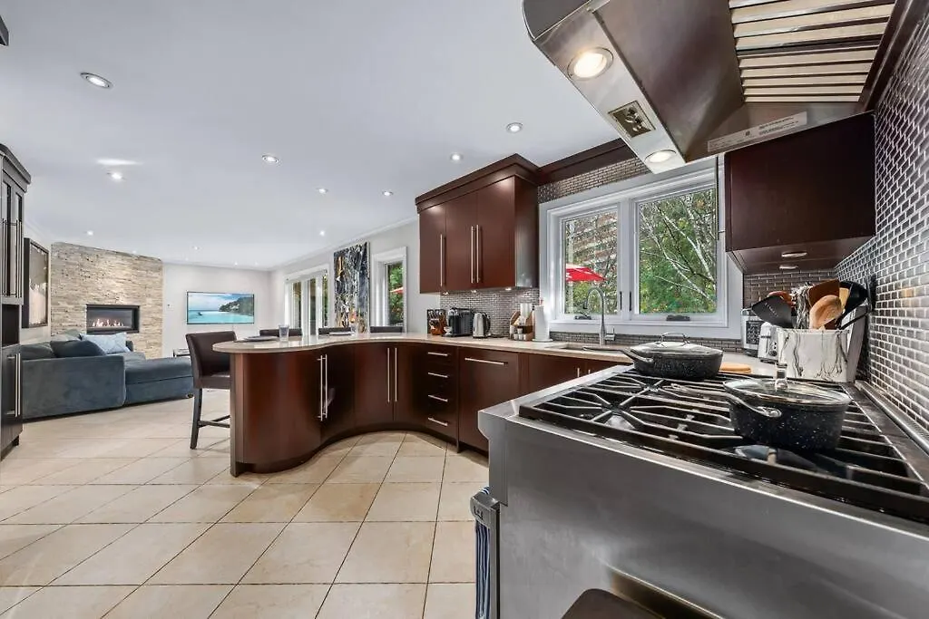 Holiday home Private Bedroom In A House Close To Subway With Free Parking Toronto