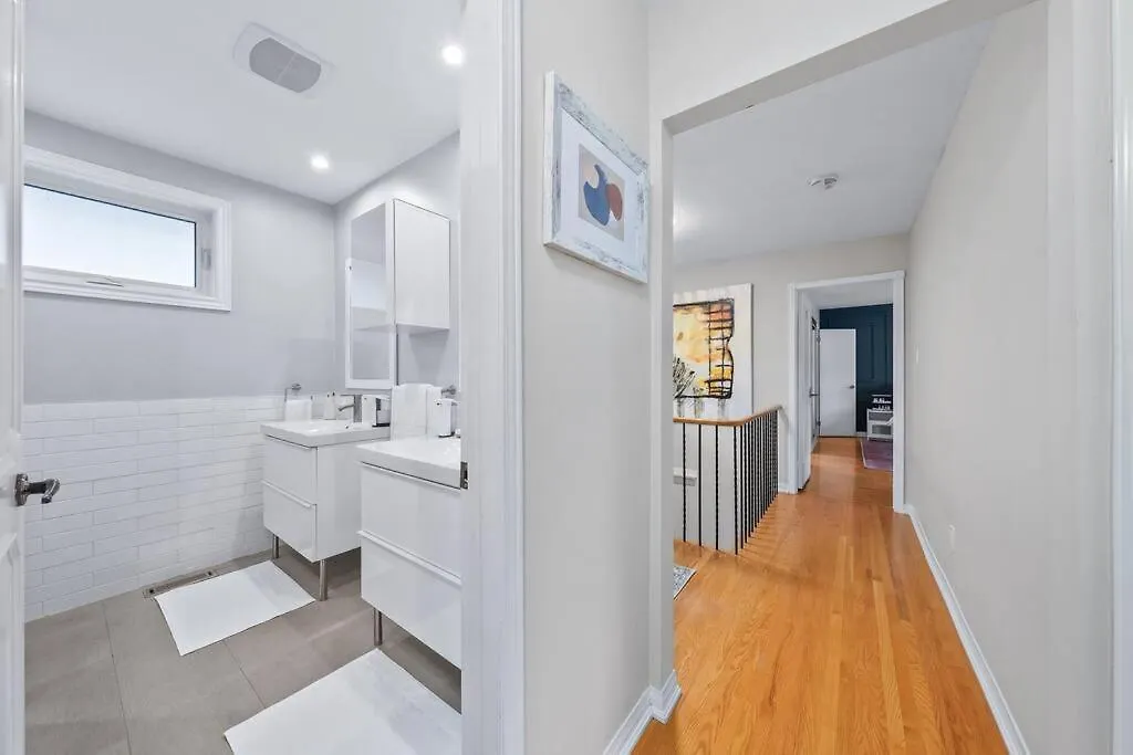 Private Bedroom In A House Close To Subway With Free Parking Toronto