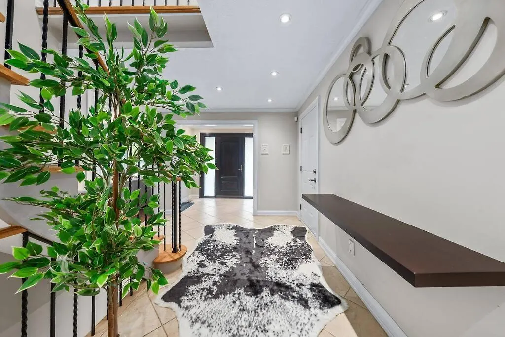 Private Bedroom In A House Close To Subway With Free Parking Toronto Canada