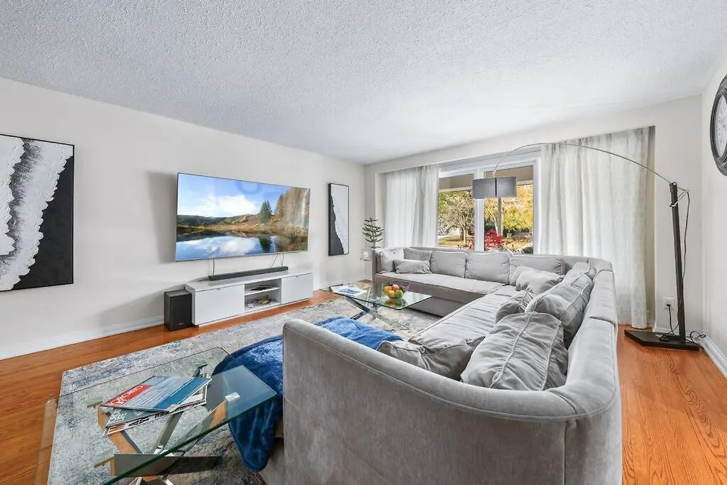 Holiday home Private Bedroom In A House Close To Subway With Free Parking Toronto