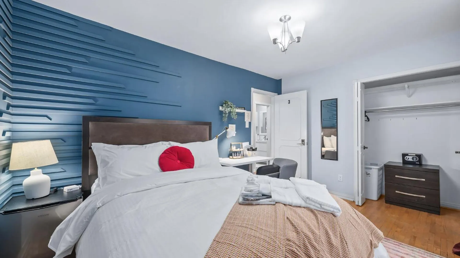 Holiday home Private Bedroom In A House Close To Subway With Free Parking Toronto