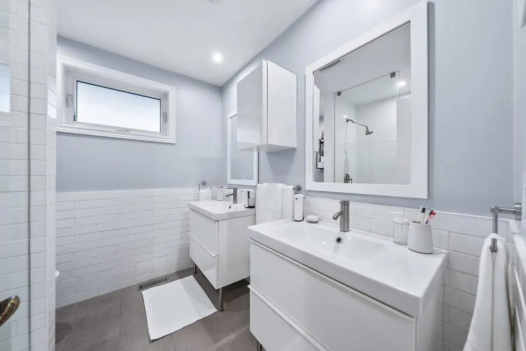 Private Bedroom In A House Close To Subway With Free Parking Toronto
